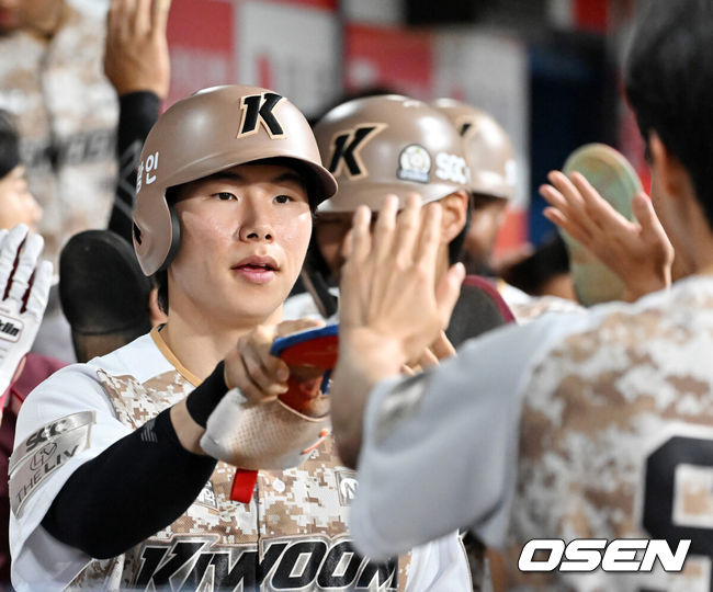 [OSEN=고척, 민경훈 기자] 26일 오후 서울 고척스카이돔에서 ‘2024 신한 SOL Bank KBO리그’ 키움 히어로즈와 NC 다이노스의 경기가 열렸다.키움은 후라도, NC는 카스타노를 선발로 내세웠다.6회말 2사 주자 만루 키움 최주환의 우중간 3타점 적시 2루타때 홈을 밟은 김혜성이 덕아웃에서 동료들과 하이파이브를 하고 있다. 2024.06.26 /