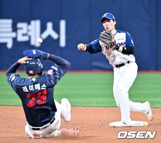 [OSEN=고척, 민경훈 기자] 13일 오후 서울 고척스카이돔에서 ‘2024 신한 SOL BANK KBO리그’ 키움 히어로즈와 롯데 자이언츠의 경기가 진행됐다.이날 키움은 김선기를, 롯데는 찰리 반즈를 선발투수로 내세웠다.5회초 무사 주자 1루 롯데 전준우의 유격수 앞 병살타때 키움 2루수 김혜성이 2루에서 롯데 레이예스를 포스아웃 시킨 후 1루로 송구하고 있다. 2024.04.13 / rumi@osen.co.kr