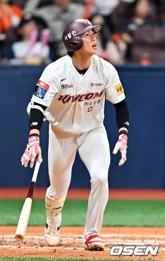 [OSEN=고척, 민경훈 기자]  7일 서울 고척스카이돔에서 ‘2024 신한 SOL BANK KBO리그’ 키움 히어로즈와 한화 이글스의 경기가 진행됐다.이날 키움은 우완 김선기를, 한화는 우완 김민우를 선발투수로 내세웠다.3회말 2사 주자 1루 키움 김혜성이 중견수 플라이 타구를 때린 후 타구를 바라고 있다.  2024.04.07 / rumi@osen.co.kr