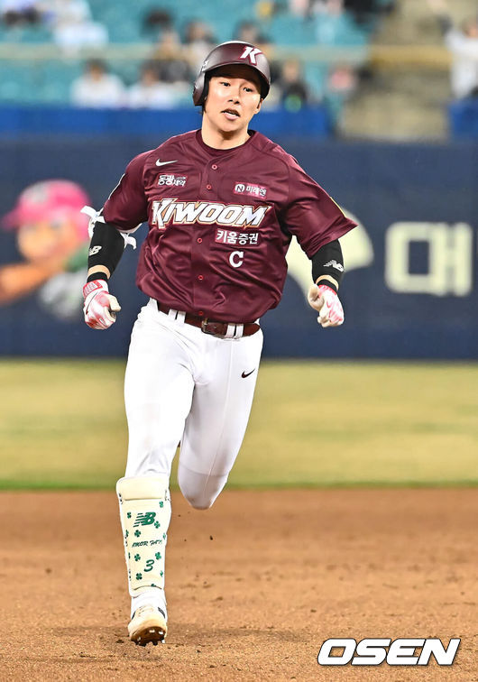 [OSEN=대구, 이석우 기자] 2일 대구 삼성라이온즈파크에서 2024 신한 SOL 뱅크 KBO 리그 삼성 라이온즈와 키움 히어로즈의 경기가 열렸다. 7년 차 우완 김선기를 선발로 내세운 키움 히어로즈와 시즌 첫 맞대결 벌이는 삼성 라이온즈는 ‘푸른피 에이스’ 원태인을 선발로 올렸다.키움 히어로즈 김혜성이 6회초 2사 만루 우중간 가르는 싹쓸이 3루타를 치고 3루로 진루하고 있다. 2024.04.02 / foto0307@osen.co.kr