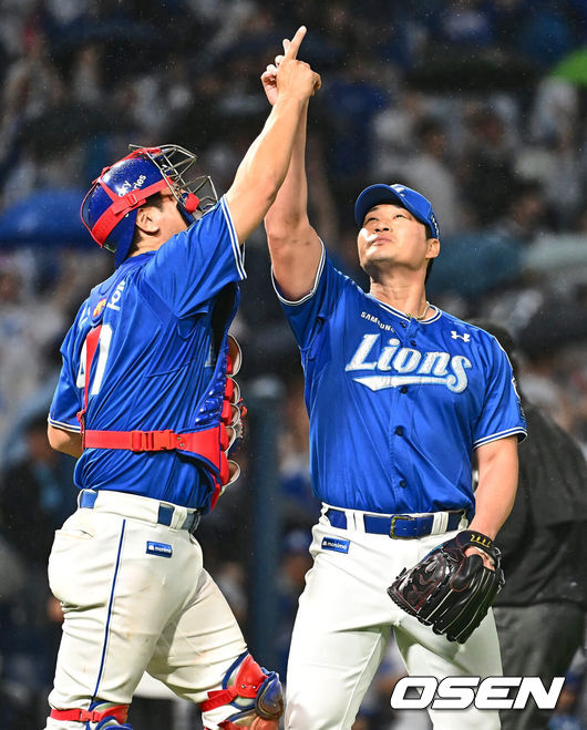 [OSEN=창원, 이석우 기자] 11일 창원NC파크에서 2024 신한 SOL 뱅크 KBO 리그 NC 다이노스와 삼성 라이온즈의 경기가 열렸다. NC는 김시훈이 선발 출전하고 삼성은 이호성이 선발 출전한다.삼성 라이온즈 오승환과 강민호가 NC 다이노스에 3-2로 역전승 후 세리머니를 하고 있다. 2024.05.11 / foto0307@osen.co.kr