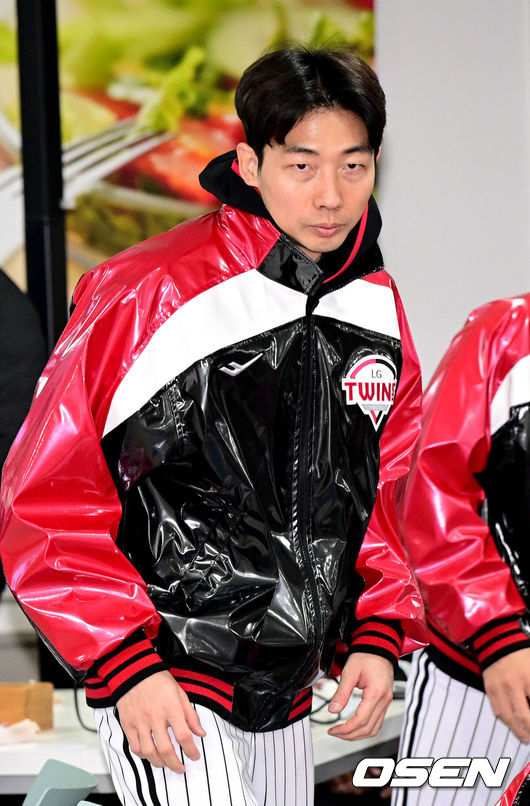 [OSEN=잠실, 최규한 기자] 5일 오후 서울 잠실야구장에서 LG 트윈스 2024년 선수단 신년인사회가 진행됐다.LG 김용의 신임 코치가 행사장에 들어서고 있다. 2024.01.05 / dreamer@osen.co.kr