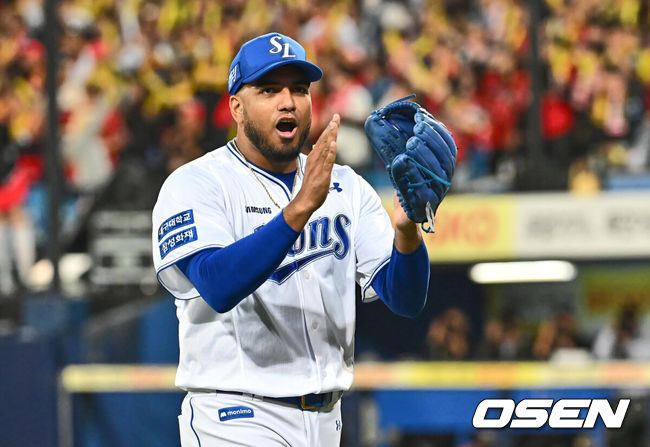 [OSEN=대구, 이석우 기자] 25일 대구 삼성라이온즈파크에서 2024 신한 SOL뱅크 KBO 포스트시즌 한국시리즈 삼성 라이온즈와 KIA 타이거즈의 3차전 경기가 열렸다. 홈팀 삼성은 대니 레예스, 방문팀 KIA는 에릭 라우어를 선발 투수로 내세웠다. 삼성 라이온즈 선발투수 레예스가 7회초 2사 KIA 타이거즈 김태군을 삼진으로 잡고 기뻐하고 있다. 2024.10.25 / foto0307@osen.co.kr