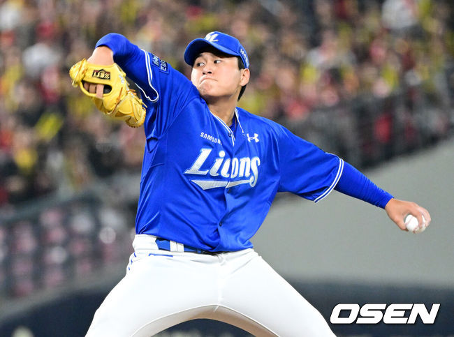 [OSEN=광주, 최규한 기자] 28일 광주 기아챔피언스필드에서 ‘2024 신한 SOL뱅크 KBO 한국시리즈’ 5차전 KIA 타이거즈와 삼성 라이온즈의 경기가 열렸다.KIA는 양현종, 삼성은 이승현를 선발 투수로 내세웠다. 1회말 삼성 선발 이승현이 힘차게 공을 뿌리고 있다. 2024.10.28 / dreamer@osen.co.kr