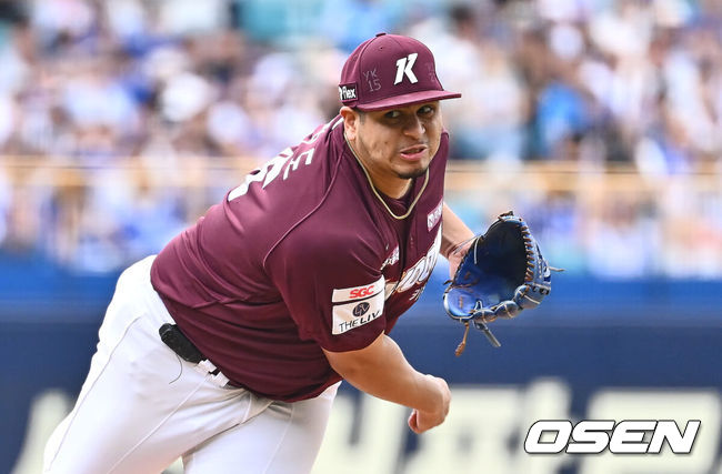 [OSEN=대구, 이석우 기자] 22일 대구삼성라이온즈파크에서 2024 신한 SOL 뱅크 KBO 리그 삼성 라이온즈와 키움 히어로즈의 경기가 열렸다. 키움 히어로즈 선발 투수 후라도가 역투하고 있다. 2024.09.22 / foto0307@osen.co.kr