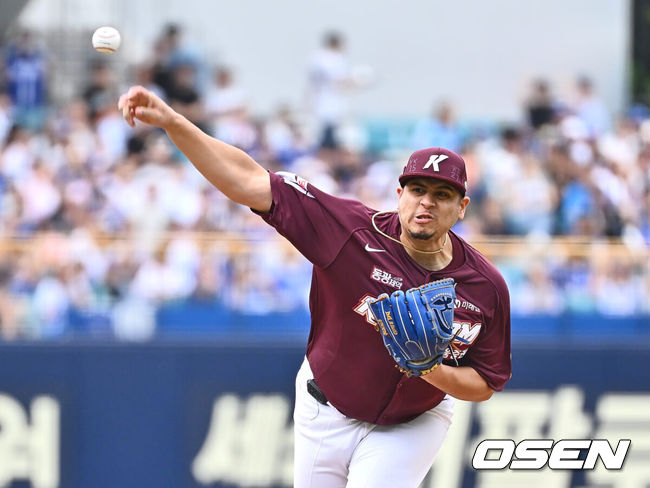 [OSEN=대구, 이석우 기자] 22일 대구삼성라이온즈파크에서 2024 신한 SOL 뱅크 KBO 리그 삼성 라이온즈와 키움 히어로즈의 경기가 열렸다. 홈팀 삼성은 원태인이 방문팀 키움은 후라도가 선발 출전했다. 키움 히어로즈 선발 투수 후라도가 역투하고 있다. 2024.09.22 / foto0307@osen.co.kr