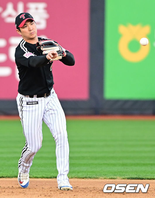 [OSEN=수원, 김성락 기자] 9일 수원KT위즈파크에서 2024 신한 SOL뱅크 KBO 포스트시즌 준플레이오프 4차전 KT 위즈와 LG 트윈스의 경기가 열렸다. 이날 KT는 엔스를, LG는 쿠에바스를 선발 투수로 내세웠다.연장 10회말 2사 1, 2루 LG 유격수 오지환이 KT 장성우의 땅볼 타구를 처리하고 있다.  2024.10.09 / ksl0919@osen.co.kr