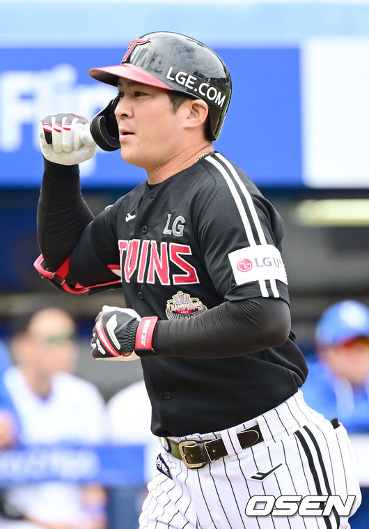 [OSEN=대구, 김성락 기자] 13일 오후 대구 삼성라이온즈파크에서 2024 신한 SOL뱅크 KBO 포스트시즌 플레이오프 1차전 삼성 라이온즈와 LG 트윈스의 경기가 열렸다. 이날 삼성은 례예스를, LG는 최원태를 선발 투수로 내세웠다.4회초 2사 엘지 오지환이 추격의 솔로 홈런을 날린 뒤 기뻐하고 있다. 2024.10.13 / ksl0919@osen.co.kr
