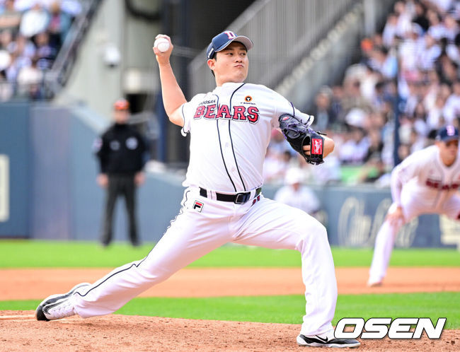 [OSEN=잠실, 최규한 기자] 3일 서울 잠실야구장에서 ‘2024 신한 SOL뱅크 KBO 포스트시즌’ 와일드카드 결정 2차전 두산 베어스와 KT 위즈의 경기가 열렸다.두산은 최승용, KT는 웨스 벤자민을 선발 투수로 내세웠다.7회초 두산 김강률이 힘차게 공을 뿌리고 있다 . 2024.10.03 / dreamer@osen.co.kr