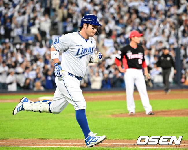 [OSEN=대구, 이대선 기자] 25일 대구삼성라이온즈파크에서 2024 신한 SOL뱅크 KBO 한국시리즈 3차전 삼성 라이온즈와 KIA 타이거즈의 경기가 열렸다. 7회말 무사에서 삼성 박병호가 우중월 솔로 홈런을 치고 그라운드를 달리고 있다. 2024.10.25 / sunday@osen.co.kr