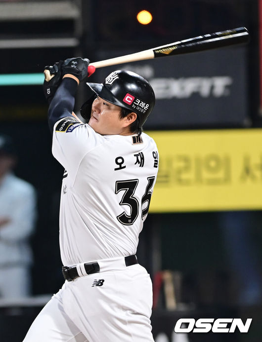 [OSEN=수원, 김성락 기자] 8일 수원KT위즈파크에서 2024 신한 SOL뱅크 KBO 포스트시즌 준플레이오프 3차전 KT 위즈와 LG 트윈스의 경기가 열렸다. 이날 KT는 벤자민을, LG는 최원태를 선발 투수로 내세웠다.3회말 1사 1,3루 KT 오재일이 1타점 동점 희생플라이를 날리고 있다.  2024.10.08/ ksl0919@osen.co.kr