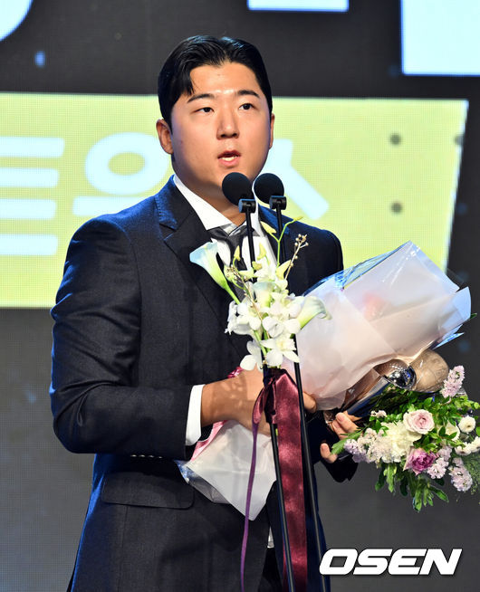[OSEN=조은정 기자] 2024 신한 SOL뱅크 KBO 시상식이 26일 오후 서울 송파구 롯데호텔 월드 크리스탈볼룸에서 열렸다.이날 시상식에서는 퓨처스(2군)리그, KBO리그 투타 개인 부문별 1위 선수와 KBO 수비상에 대한 시상과 함께 정규시즌 최우수선수(MVP)와 신인상 주인공이 발표됐다.퓨처스리그 남부리그 평균자책점상, 승리상을 수상한 LG 송승기가 소감을 전하고 있다. 2024.11.26 /cej@osen.co.kr