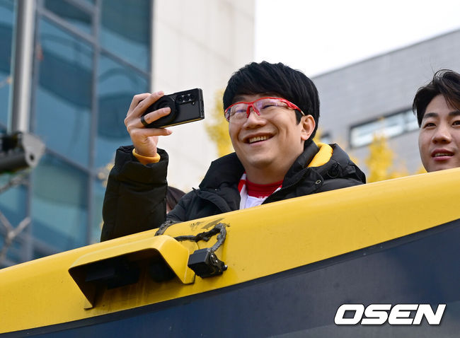 [OSEN=광주, 김성락 기자] 30일 오후 광주 서구 김대중컨벤션센터에서 프로야구 KIA 타이거즈의 한국시리즈 12번째 우승을 축하하는 V12행사가 열렸다. V12 행사에 앞서 KIA 타이거즈 선수단은 대형 오픈 버스에 올라 광주 금남로 5가부터 5·18민주광장까지 1.2㎞ 구간을 팬들의 환호 속에서 카퍼레이드도 펼쳤다.KIA 양현종이 팬들에게 인사하고 있다. 2024.11.30 / ksl0919@osen.co.kr