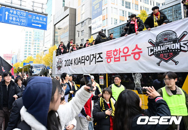 [OSEN=광주, 김성락 기자] 30일 오후 광주 동구 금남로 거리에서 프로야구 KIA 타이거즈의 한국시리즈 12번째 우승을 축하하는 카퍼레이드 행사가 35년 만에 열렸다. KIA 타이거즈 선수단은 대형 오픈 버스에 올라 광주 금남로 5가부터 5·18민주광장까지 1.2㎞ 구간을 팬들의 환호 속에서 이동했다. KIA 타이거즈 우승 축하 카퍼레이드가 펼쳐지고 있다. 2024.11.30 / ksl0919@osen.co.kr