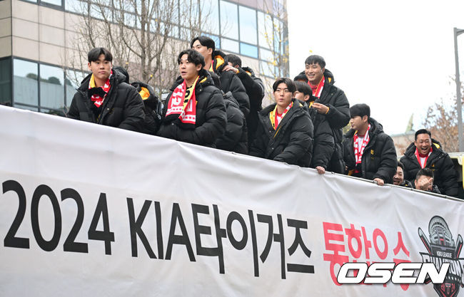 [OSEN=광주, 김성락 기자] 30일 오후 광주 동구 금남로 거리에서 프로야구 KIA 타이거즈의 한국시리즈 12번째 우승을 축하하는 카퍼레이드 행사가 35년 만에 열렸다. KIA 타이거즈 선수단은 대형 오픈 버스에 올라 광주 금남로 5가부터 5·18민주광장까지 1.2㎞ 구간을 팬들의 환호 속에서 이동했다. KIA 선수들이 팬들에게 인사하고 있다. 2024.11.30 / ksl0919@osen.co.kr