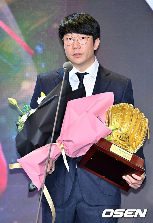 [OSEN=민경훈 기자] 1일 오전 서울 그랜드 하얏트 호텔에서 KBO리그 포지션별 최고의 수비수를 선정하는 '2024 컴투스프로야구 리얼글러브 어워드’가 열렸다.선수협에 따르면 리얼글러브 어워드는 미국 메이저리그(MLB)의 골드글러브 어워드처럼 수비만을 평가 기준으로 두고 수상자를 선정한다.선발투수 부문을 수상한 KIA 양현종이 수상 소감을 밝히고 있다. 2024.11.30 / rumi@osen.co.kr
