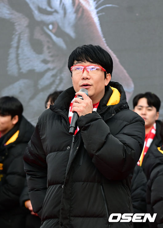 [OSEN=광주, 김성락 기자] 30일 오후 광주 서구 김대중컨벤션센터에서 프로야구 KIA 타이거즈의 한국시리즈 12번째 우승을 축하하는 V12행사가 열렸다. V12 행사에 앞서 KIA 타이거즈 선수단은 대형 오픈 버스에 올라 광주 금남로 5가부터 5·18민주광장까지 1.2㎞ 구간을 팬들의 환호 속에서 카퍼레이드도 펼쳤다.KIA 양현종이 감사 인사를 전하고 있다. 2024.11.30 / ksl0919@osen.co.kr