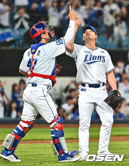 [OSEN=대구, 이석우 기자] 9일 대구삼성라이온즈파크에서 2024 신한 SOL 뱅크 KBO 리그 삼성 라이온즈와 KIA 타이거즈의 경기가 열렸다. 전날 12회 연장 승부끝에 패한 삼성은 3연패의 분위기 반전을 노리며 2번 구자욱-4번 김영웅 타순 변화를 줬고 이승현이 선발 출전하고 2연승을 완성한 1위 KIA는 2위 NC와의 승차를 2경기로 벌렸고 네일을 선발로 위닝 시리즈를 노린다.삼성 라이온즈 오승환이 KIA 타이거즈에 5-2로 승리한 후 강민호와 세리머니를 하고 있다. 2024.05.09 / foto0307@osen.co.kr
