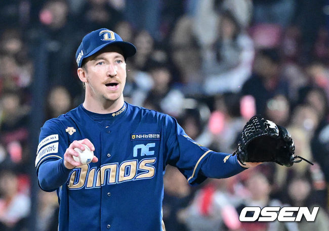[OSEN=수원, 지형준 기자] 30일 오후 수원 KT위즈파크에서 ‘2023 신한은행 SOL KBO 포스트시즌 플레이오프’ 1차전 KT 위즈와 NC 다이노스의 경기가 열렸다. 5회말 1사에서 NC 페디가 KT 문상철에 볼넷을 허용하며 볼 판정에 불만을 나타냈다. 2023.10.30 /jpnews@osen.co.kr