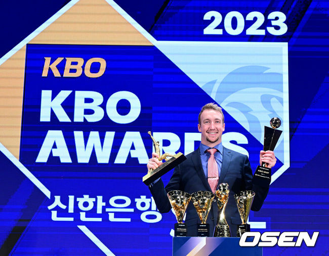 [OSEN=지형준 기자] 27일 오후 서울 중구 소공동 웨스틴조선호텔 그랜드볼룸에서 ‘2023 신한은행 SOL KBO 시상식’이 열렸다. 이날 NC 다이노스 외국인 투수 에릭 페디가 2023년 KBO리그 MVP로 뽑혔다. MVP를 수상한 NC 페디가 트로피를 들고 포즈를 취하고 있다. 2023.11.27 / jpnews.osen.co.kr