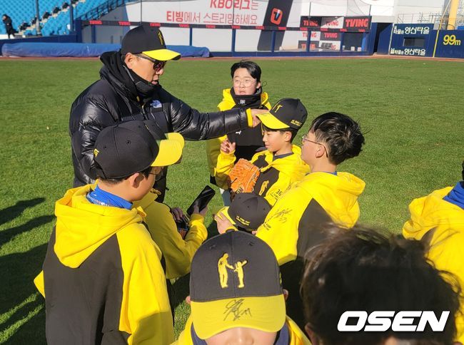 [OSEN=대구, 손찬익 기자] 이승엽야구장학재단은 지난 7일과 8일 대구삼성라이온즈파크에서 ‘2024 이승엽 드림야구캠프’를 개최했다. 유소년 야구 발전과 야구 저변 확대를 위해 이승엽야구장학재단에서 해마다 진행하는 ‘이승엽 드림야구캠프’는 올해 200명의 엘리트 야구선수와 리틀 야구선수 그리고 2024 이승엽 야구장학생이 참가했다. /what@osen.co.kr