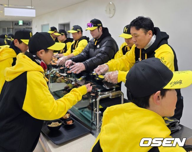 [OSEN=대구, 손찬익 기자] 이승엽야구장학재단은 지난 7일과 8일 대구삼성라이온즈파크에서 ‘2024 이승엽 드림야구캠프’를 개최했다. 유소년 야구 발전과 야구 저변 확대를 위해 이승엽야구장학재단에서 해마다 진행하는 ‘이승엽 드림야구캠프’는 올해 200명의 엘리트 야구선수와 리틀 야구선수 그리고 2024 이승엽 야구장학생이 참가했다. /what@osen.co.kr
