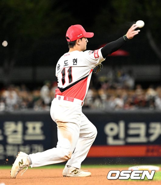[OSEN=광주, 이대선 기자] 23일 오후 광주-KIA챔피언스필드에서 ‘2024 신한 SOL Bank KBO리그’ KIA 타이거즈와 삼성 라이온즈의 경기가 열렸다.KIA는 윤영철, 삼성은 이승민을 선발로 내세웠다.6회초 무사에서 KIA 윤도현이 삼성 이병헌을 땅볼 처리하고 있다. 2024.09.23 /sunday@osen.co.kr