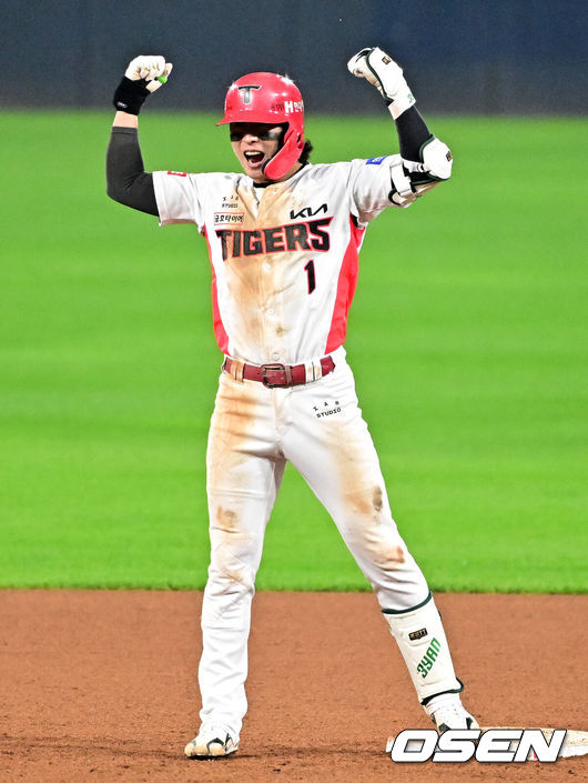 [OSEN=광주, 지형준 기자] 28일 광주 기아챔피언스필드에서 2024 신한 SOL뱅크 KBO 한국시리즈 5차전 KIA 타이거즈와 삼성 라이온즈의 경기가 열렸다.KIA는 양현종, 삼성은 이승현을 선발 투수로 내세웠다.8회말 1사 1루에서 KIA 박찬호가 1타점 적시 2루타를 날리며 포효하고 있다. 2024.10.28 / jpnews@osen.co.kr