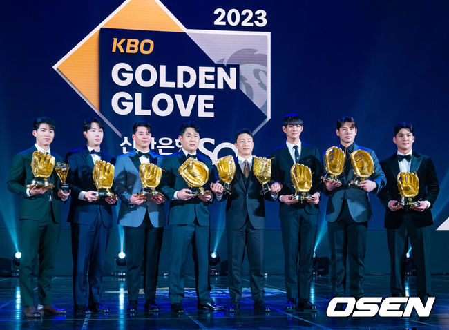 [OSEN=민경훈 기자] 11일 오후 서울 삼성동 코엑스 오디토리움에서 '2023 신한은행 SOL KBO 골든글러브' 시상식이 열렸다.시상식을 마치고 수상자들이 포토타임을 갖고 있다. 2023.12.11 / rumi@osen.co.kr