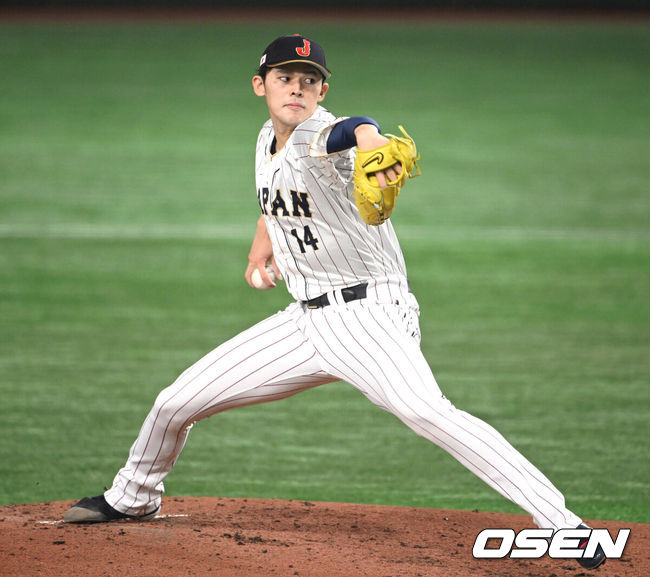[OSEN=도쿄, 손용호 기자] 11일 도쿄 도쿄돔에서 2023 WBC(월드베이스볼클래식) 일본과 체코의 경기가 벌어졌다. 일본 선발 사사키가 힘차게 공을 던지고 있다.2023.03.11/spjj@osen.co.kr