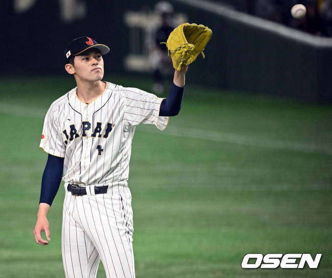 [OSEN=도쿄, 손용호 기자] 11일 도쿄 도쿄돔에서 2023 WBC(월드베이스볼클래식) 일본과 체코의 경기가 벌어졌다. 일본 2회초 2사 사사키가 체코 스몰라를 볼넷으로 내보내며 불만스러운 표정을 짓고 있다.2023.03.11/spjj@osen.co.kr