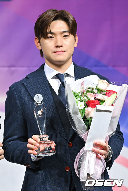 [OSEN=박준형 기자]  10일 오전 서울 청담동 리베라호텔에서 2024 뉴트리디데이 일구상 시상식이 진행됐다.이날 시상식은 2024시즌 KBO리그를 지배했던 김도영(KIA 타이거즈)과 공동 다승왕 원태인(삼성 라이온즈)이 2024 뉴트리디데이 일구상 최고 타자와 최고 투수 부문 수상자로 선정됐다. KIA 김도영이 최고 타자상을 수상한뒤 포즈를 취하고 있다.   2024.12.10 / soul1014@osen.co.kr