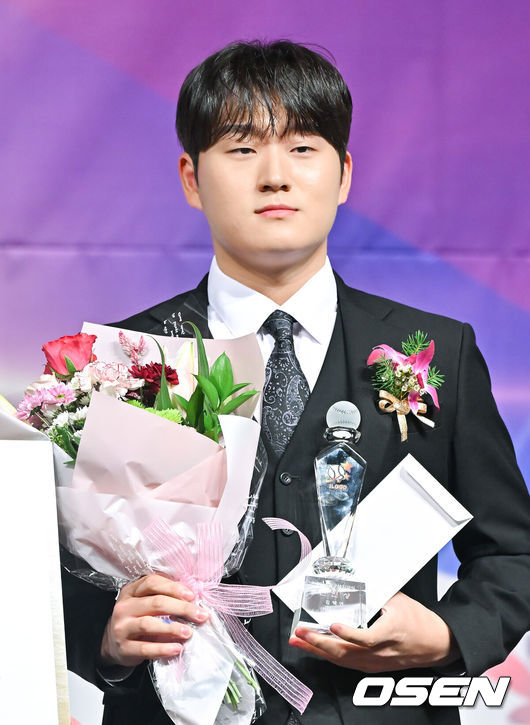 [OSEN=박준형 기자]  10일 오전 서울 청담동 리베라호텔에서 2024 뉴트리디데이 일구상 시상식이 진행됐다.이날 시상식은 2024시즌 KBO리그를 지배했던 김도영(KIA 타이거즈)과 공동 다승왕 원태인(삼성 라이온즈)이 2024 뉴트리디데이 일구상 최고 타자와 최고 투수 부문 수상자로 선정됐다. 두산 김택연이 신인상을 수상한뒤 포즈를 취하고 있다.   2024.12.10 / soul1014@osen.co.kr