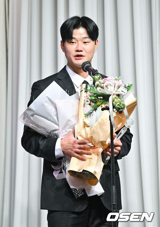 [OSEN=박준형 기자]  10일 오전 서울 청담동 리베라호텔에서 2024 뉴트리디데이 일구상 시상식이 진행됐다.이날 시상식은 2024시즌 KBO리그를 지배했던 김도영(KIA 타이거즈)과 공동 다승왕 원태인(삼성 라이온즈)이 2024 뉴트리디데이 일구상 최고 타자와 최고 투수 부문 수상자로 선정됐다. 롯데 손호영이 의지 노력상을 수상한뒤 포즈를 취하고 있다.   2024.12.10 / soul1014@osen.co.kr