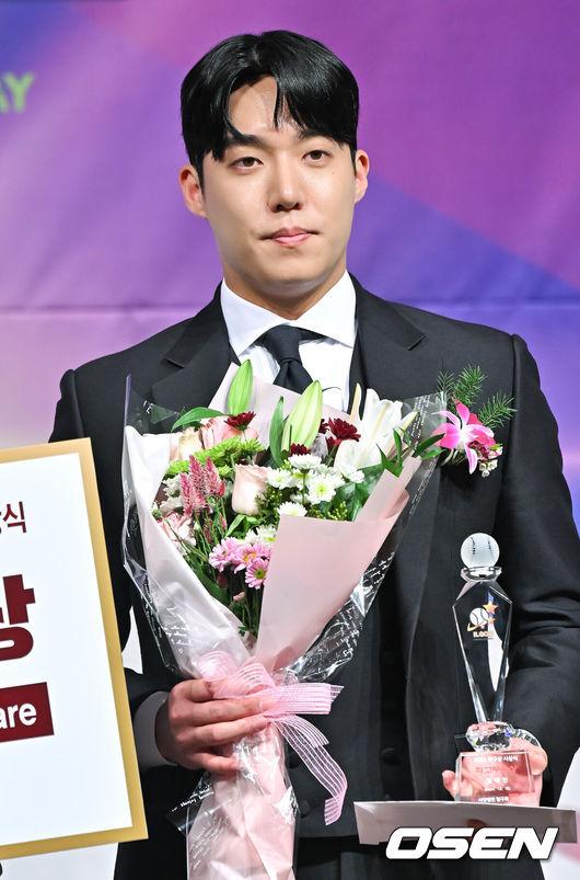 [OSEN=박준형 기자]  10일 오전 서울 청담동 리베라호텔에서 2024 뉴트리디데이 일구상 시상식이 진행됐다.이날 시상식은 2024시즌 KBO리그를 지배했던 김도영(KIA 타이거즈)과 공동 다승왕 원태인(삼성 라이온즈)이 2024 뉴트리디데이 일구상 최고 타자와 최고 투수 부문 수상자로 선정됐다. 삼성 원태인이 최고 투수상을 수상한뒤 포즈를 취하고 있다.   2024.12.10 / soul1014@osen.co.kr