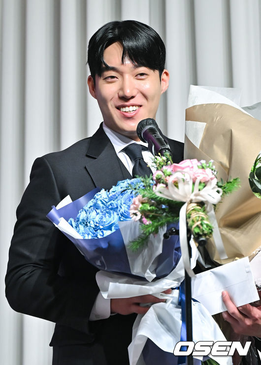 [OSEN=박준형 기자]  10일 오전 서울 청담동 리베라호텔에서 2024 뉴트리디데이 일구상 시상식이 진행됐다.이날 시상식은 2024시즌 KBO리그를 지배했던 김도영(KIA 타이거즈)과 공동 다승왕 원태인(삼성 라이온즈)이 2024 뉴트리디데이 일구상 최고 타자와 최고 투수 부문 수상자로 선정됐다. 삼성 원태인이 최고 투수상을 수상한뒤 소감을 말하고 있다.   2024.12.10 / soul1014@osen.co.kr