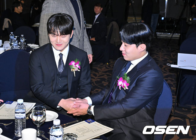 [OSEN=박준형 기자]  10일 오전 서울 청담동 리베라호텔에서 2024 뉴트리디데이 일구상 시상식이 진행됐다.이날 시상식은 2024시즌 KBO리그를 지배했던 김도영(KIA 타이거즈)과 공동 다승왕 원태인(삼성 라이온즈)이 2024 뉴트리디데이 일구상 최고 타자와 최고 투수 부문 수상자로 선정됐다. 김택연과 원태인이 인사를 나누고 있다. 2024.12.10 / soul1014@osen.co.kr