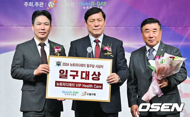 [OSEN=박준형 기자]  10일 오전 서울 청담동 리베라호텔에서 2024 뉴트리디데이 일구상 시상식이 진행됐다.이날 시상식은 2024시즌 KBO리그를 지배했던 김도영(KIA 타이거즈)과 공동 다승왕 원태인(삼성 라이온즈)이 2024 뉴트리디데이 일구상 최고 타자와 최고 투수 부문 수상자로 선정됐다. KBO 허구연 총재가 일구대상을 수상한뒤 포즈를 취하고 있다.   2024.12.10 / soul1014@osen.co.kr