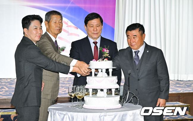 [OSEN=박준형 기자]  10일 오전 서울 청담동 리베라호텔에서 2024 뉴트리디데이 일구상 시상식이 진행됐다.이날 시상식은 2024시즌 KBO리그를 지배했던 김도영(KIA 타이거즈)과 공동 다승왕 원태인(삼성 라이온즈)이 2024 뉴트리디데이 일구상 최고 타자와 최고 투수 부문 수상자로 선정됐다. 김형대 뉴트리디데이 대표와 김성근 전 감독, 허구연 KBO 총재, 김광수 일구회장이 케익 커팅식을 갖고 포즈를 취하고 있다.     2024.12.10 / soul1014@osen.co.kr