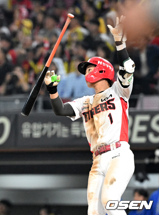 [OSEN=광주, 이대선 기자] 28일 광주 기아챔피언스필드에서 2024 신한 SOL뱅크 KBO 한국시리즈 5차전 KIA 타이거즈와 삼성 라이온즈의 경기가 열렸다.KIA는 양현종, 삼성은 이승현을 선발 투수로 내세웠다.8회말 1사 1루에서 KIA 박찬호가 좌중간 적시 2루타를 치고 있다. 2024.10.28 / sunday@osen.co.kr