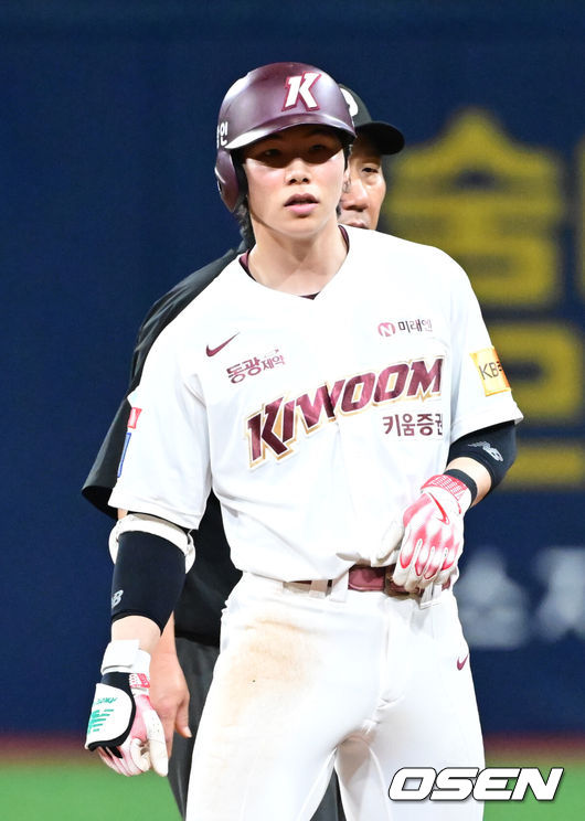 [OSEN=고척, 김성락 기자]  2일 오후 서울 고척스카이돔에서 ‘2024 신한 SOL BANK KBO리그’ 키움 히어로즈와 LG 트윈스의 경기가 진행됐다.이날 키움은 후라도를, LG는 켈리를 선발투수로 내세웠다.8회말 키움 선두타자 김혜성이 안타를 날린 뒤 기뻐하고 있다. 2024.07.02 / ksl0919@osen.co.kr