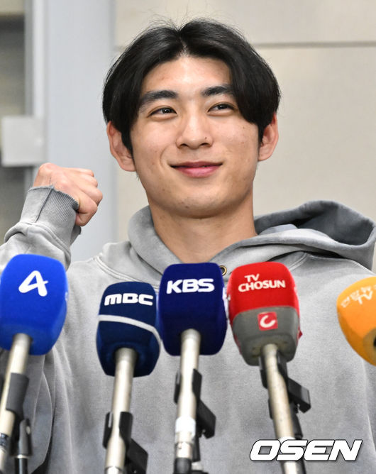 [OSEN=인천, 조은정 기자]메이저리그 데뷔 시즌을 마친 ‘바람의 손자’ 이정후(샌프란시스코 자이언츠)가 1일 인천국제공항을 통해 귀국했다.시즌에 앞서 6년 1억1300만 달러(약 1490억 원)에 샌프란시스코 자이언츠와 계약하며 빅리거가 된 이정후는 37경기 타율 2할6푼2리 38안타 2홈런 8타점 15득점 2도루 OPS .641를 남기고 불의의 부상을 당해 조기에 시즌을 마쳤다. 이정후가 인터뷰를 마친 후 파이팅을 하고 있다. 2024.10.01 