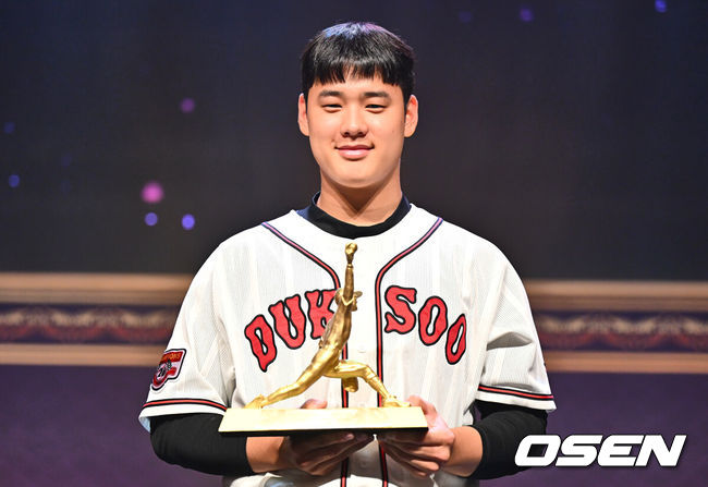 [OSEN=부산, 이석우 기자] 11일 부산 남구 문현금융로 BNK 부산은행 본점에서 ‘제11회 BNK 부산은행 최동원상’ 시상식이 열렸다. 한 해 프로야구 최고의 투수를 선정하는 ‘제11회 BNK 부산은행 최동원상’에는 NC 다이노스 카일 하트가 수상자로 결정됐다.‘제7회 대선 고교 최동원상’에는 2025시즌 KBO리그 신인드래프트에서 전체 1번 지명을 받고 키움 히어로즈에 입단한 왼손 투수 정현우(덕수고)가 선정됐다.‘제5회 백송홀딩스 불굴의 영웅상’은 학생과 교직원, 학부모, 재일교포 커뮤니티의 헌신적 지원을 인정하여 일본 고시엔(甲子園) 우승팀 ‘교토국제고 야구부’가 아닌 ‘교토국제고’ 전체가 수상자로 선정됐다.‘제7회 대선 고교 최동원상’을 수상한 덕수고 정현우가 포즈를 취하고 있다. 2024.11.11 / foto0307@osen.co.kr