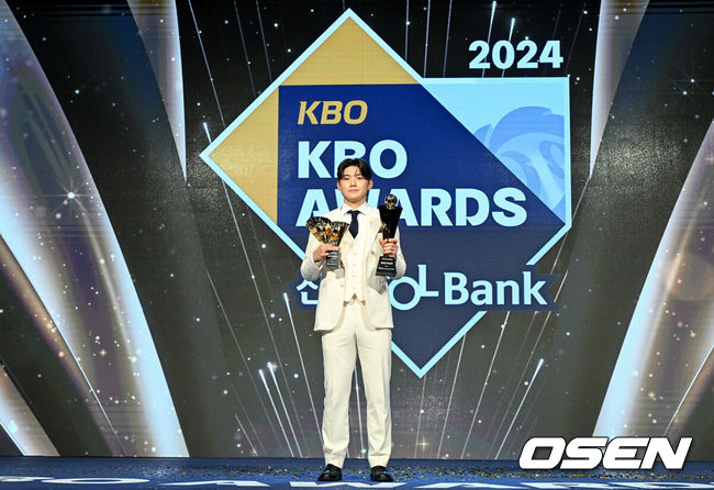 [OSEN=조은정 기자] 2024 신한 SOL뱅크 KBO 시상식이 26일 오후 서울 송파구 롯데호텔 월드 크리스탈볼룸에서 열렸다.이날 시상식에서는 퓨처스(2군)리그, KBO리그 투타 개인 부문별 1위 선수와 KBO 수비상에 대한 시상과 함께 정규시즌 최우수선수(MVP)와 신인상 주인공이 발표됐다.MVP를 수상한 KIA 김도영이 포즈를 취하고 있다. 2024.11.26 /cej@osen.co.kr