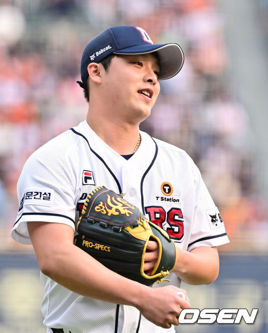 [OSEN=잠실, 조은정 기자] 10일 오후 서울 잠실구장에서 ‘2024 신한 SOL BANK KBO리그’ 두산 베어스와 한화 이글스의 경기가 열렸다.4연패 수렁에 빠진 한화는 시즌 8승 6패 공동 5위, 2연패를 끊어낸 두산은 6승 9패 7위다. 두 팀의 승차는 2.5경기. 이날 한화는 문동주를 두산은 알칸타라가 선발로 마운드에 오른다.8회초 무실점으로 이닝을 마친 두산 박치국이 미소를 지으며 마운드에서 내려오고 있다. 2024.04.10 /cej@osen.co.kr 