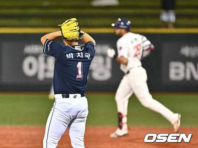 [OSEN=울산, 이석우 기자] 16일 울산 문수야구장에서 2024 신한 SOL 뱅크 KBO 리그 롯데 자이언츠와 두산 베어스의 경기가 열렸다. 홈팀 롯데는 반즈가 선발로 두산은 최원준이 선발로 나섰다.두산 박치국이 8회말 무사 롯데 자이언츠 레이예스에게 중월 솔로 홈런을 맞고 아쉬워하고 있다. 2024.07.16 / foto0307@osen.co.kr