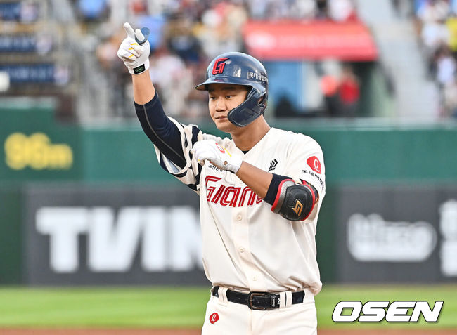 [OSEN=부산, 이석우 기자] 18일 부산 사직야구장에서 2024 신한 SOL 뱅크 KBO 리그 롯데 자이언츠와 키움 히어로즈의 경기가 열렸다. 롯데 자이언츠 손호영이 2회말 2사 만루 중견수 왼쪽 역전 2타점 안타를 치고 세리머니를 하고 있다. 2024.08.18 / foto0307@osen.co.kr