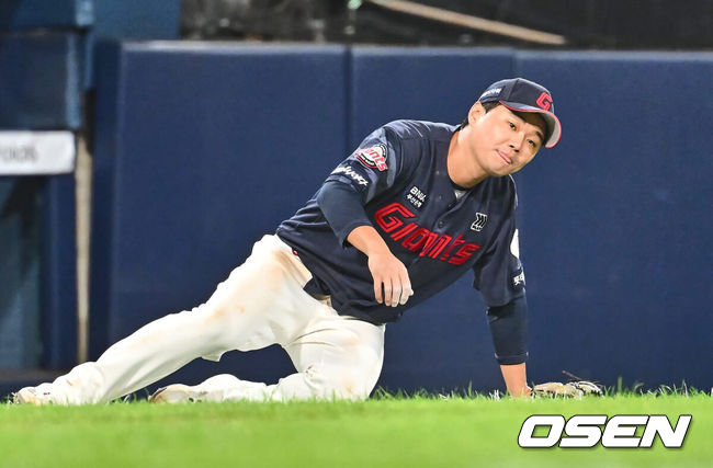 [OSEN=대구, 이석우 기자] 3일 대구삼성라이온즈파크에서 2024 신한 SOL 뱅크 KBO 리그 삼성 라이온즈와 롯데 자이언츠의 경기가 열렸다. 롯데 자이언츠 손호영이 6회말 1사 삼성 라이온즈 디아즈의 파울 플라이볼을 놓치고 아쉬워하고 있다. 2024.09.03 / foto0307@osen.co.kr