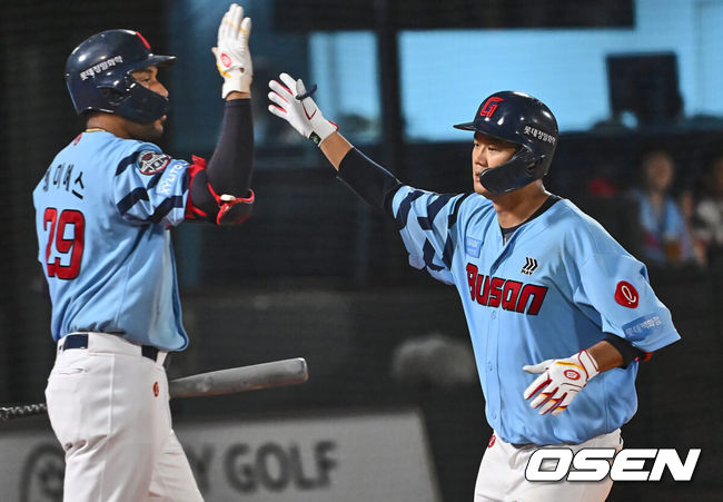 [OSEN=부산, 이석우 기자] 18일 부산 사직야구장에서 2024 신한 SOL 뱅크 KBO 리그 롯데 자이언츠와 LG 트윈스의 경기가 열렸다. 롯데 자이언츠 손호영이 8회말 좌월 동점 솔로 홈런을 치고 레이예스와 하이파이브를 하고 있다. 2024.09.18 / foto0307@osen.co.kr