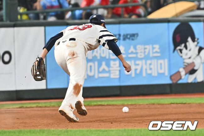 [OSEN=부산, 이석우 기자] 7일 부산 사직야구장에서 2024 신한 SOL 뱅크 KBO 리그 롯데 자이언츠와 SSG 랜더스의 경기가 열렸다. 롯데 자이언츠 손호영이 연장 11회초 1사 SSG 랜더스 오태곤의 타구를 놓치고 있다. 2024.09.07 / foto0307@osen.co.kr